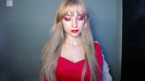 Snapshot of luciacam20 chatting on 11.19.25 Lucy online show from 11.19.25