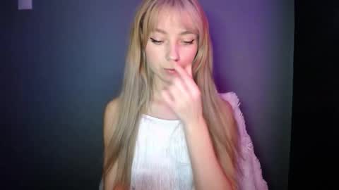 Snapshot of luciacam20 chatting on 11.28.25 Lucy online show from 11.28.25