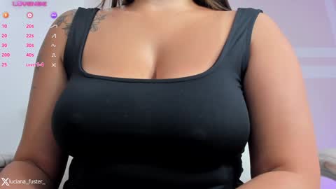 Snapshot of luciana_fuster18 chatting on 01.10.25 Luciana online show from 01.10.25
