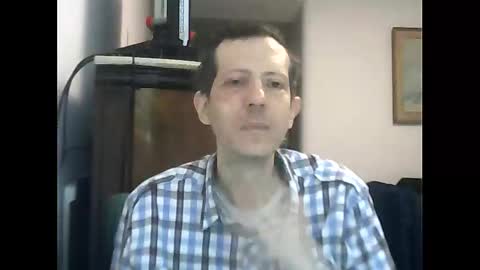 Snapshot of lucianoaxel chatting on 10.05.25 Luciano online show from 10.05.25