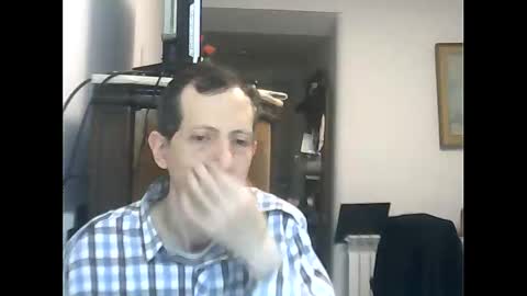 Snapshot of lucianoaxel chatting on 11.26.25 Luciano online show from 11.26.25