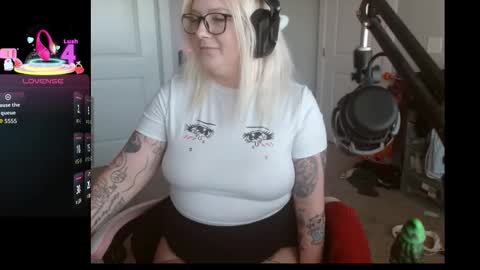 Snapshot of lucigooseygonewild chatting on 10.17.25 lucigooseygonewild online show from 10.17.25