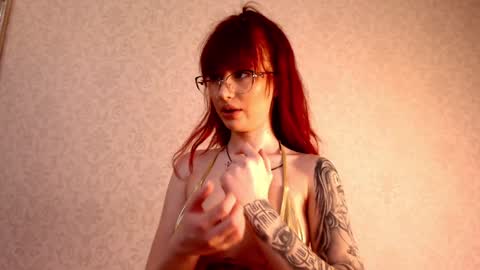 Snapshot of luckyymia chatting on 12.28.24 Mia online show from 12.28.24