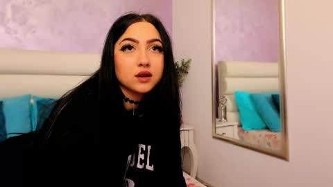 Snapshot of luckyymia chatting on 12.02.25 Mia online show from 12.02.25