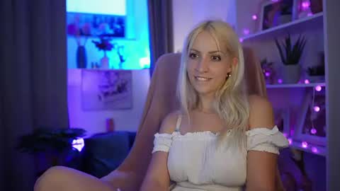 Snapshot of lucy_cutie_ chatting on 06.26.26 Cutie Lucy online show from 06.26.26
