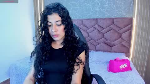 Snapshot of lucy_greys_ chatting on 03.08.25 Lucy Greys online show from 03.08.25