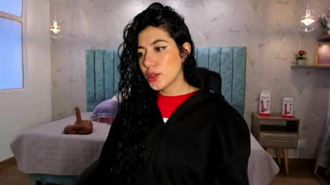 Snapshot of lucy_greys_ chatting on 10.06.25 Lucy Greys online show from 10.06.25