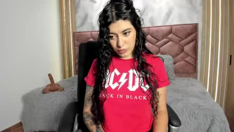 Snapshot of lucy_greys_ chatting on 10.21.25 Lucy Greys online show from 10.21.25