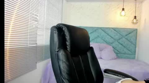 Snapshot of lucy_greys_ chatting on 11.11.25 Lucy Greys online show from 11.11.25