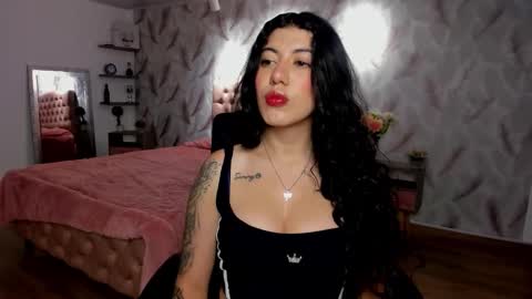 Snapshot of lucy_greys_ chatting on 11.29.25 Lucy Greys online show from 11.29.25