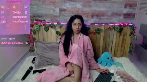 Snapshot of lucy_joi chatting on 01.04.25 Luciana online show from 01.04.25