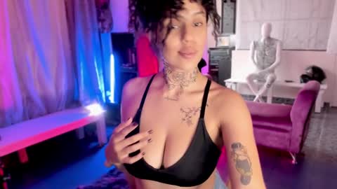 Snapshot of lucyklumm chatting on 01.30.25 MALAMOR online show from 01.30.25