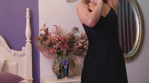 Snapshot of lucylexton chatting on 12.22.24 Lucy Lexton online show from 12.22.24