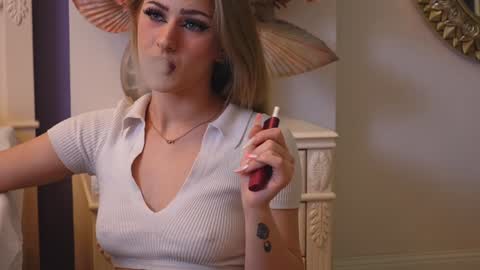 Snapshot of lucylexton chatting on 12.23.24 Lucy Lexton online show from 12.23.24