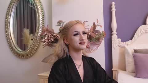 Snapshot of lucylexton chatting on 02.18.25 Lucy Lexton online show from 02.18.25