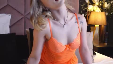 Snapshot of lucylexton chatting on 02.24.25 Lucy Lexton online show from 02.24.25