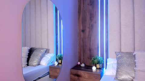 Snapshot of lucysalvatore chatting on 11.29.25 Lucy online show from 11.29.25