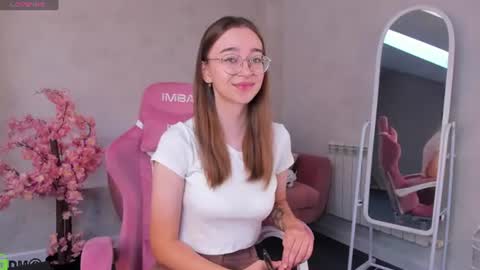 Snapshot of lucyy_green chatting on 06.21.26 Lucy online show from 06.21.26