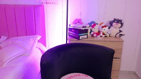 Snapshot of lucyy_peach chatting on 10.21.25 LUCYY FROM HOME  online show from 10.21.25