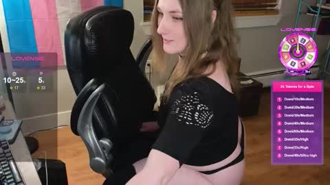 Snapshot of luluv chatting on 10.26.25 Lulu online show from 10.26.25