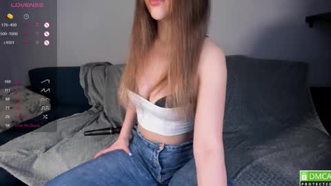 Snapshot of luna__l chatting on 09.28.25 Alice online show from 09.28.25