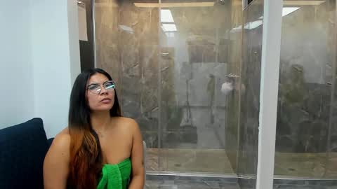 Snapshot of luna_dumont chatting on 02.10.25 luna online show from 02.10.25