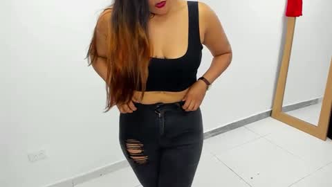 Snapshot of luna_dumont chatting on 02.14.25 luna online show from 02.14.25