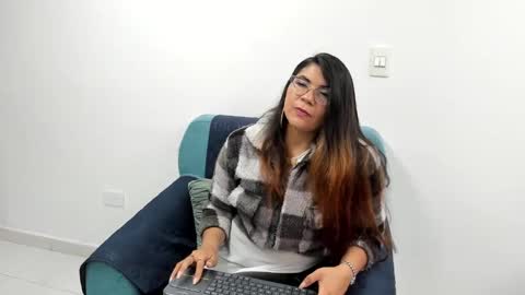 Snapshot of luna_dumont chatting on 03.06.25 luna online show from 03.06.25