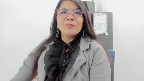 Snapshot of luna_dumont chatting on 09.15.25 luna online show from 09.15.25