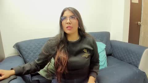 Snapshot of luna_dumont chatting on 09.19.25 luna online show from 09.19.25