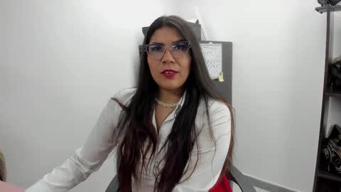 Snapshot of luna_dumont chatting on 09.22.25 luna online show from 09.22.25