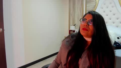 Snapshot of luna_dumont chatting on 09.23.25 luna online show from 09.23.25