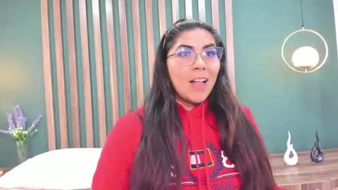 Snapshot of luna_dumont chatting on 09.26.25 luna online show from 09.26.25