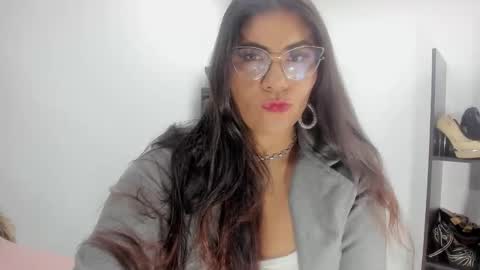 Snapshot of luna_dumont chatting on 09.29.25 luna online show from 09.29.25