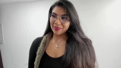 Snapshot of luna_dumont chatting on 10.02.25 luna online show from 10.02.25