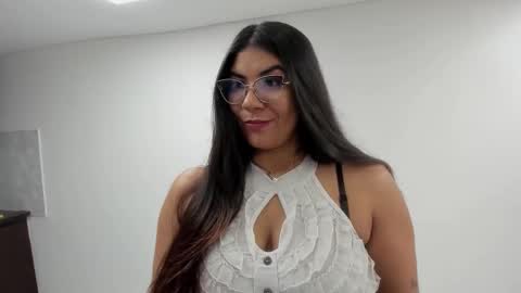 Snapshot of luna_dumont chatting on 10.03.25 luna online show from 10.03.25