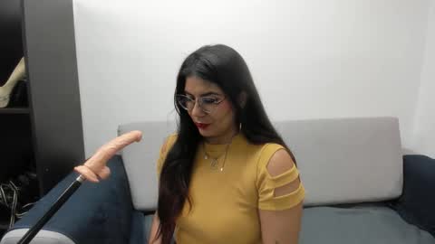 Snapshot of luna_dumont chatting on 10.12.25 luna online show from 10.12.25