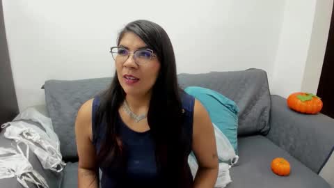 Snapshot of luna_dumont chatting on 10.31.25 luna online show from 10.31.25