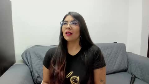 Snapshot of luna_dumont chatting on 11.02.25 luna online show from 11.02.25