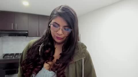 Snapshot of luna_dumont chatting on 11.04.25 luna online show from 11.04.25