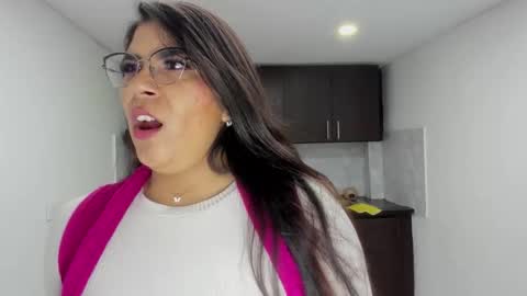 Snapshot of luna_dumont chatting on 11.18.25 luna online show from 11.18.25