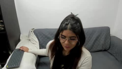 Snapshot of luna_dumont chatting on 11.22.25 luna online show from 11.22.25