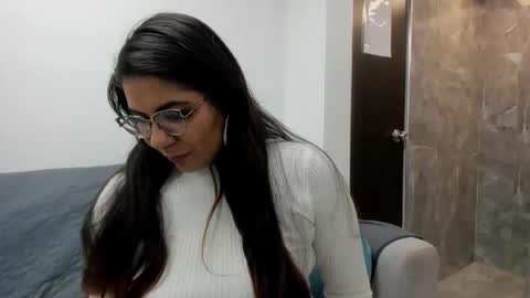 Snapshot of luna_dumont chatting on 11.23.25 luna online show from 11.23.25