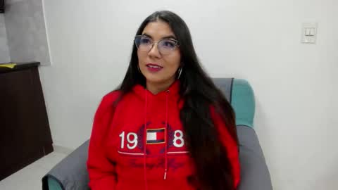 Snapshot of luna_dumont chatting on 11.27.25 luna online show from 11.27.25