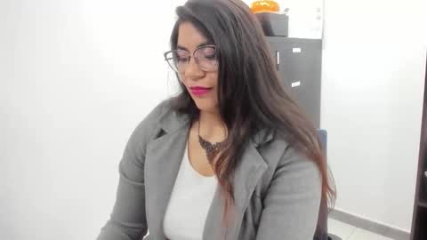 Snapshot of luna_dumont chatting on 12.01.25 luna online show from 12.01.25