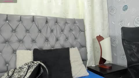 Luna Eva online show from 12.17.25