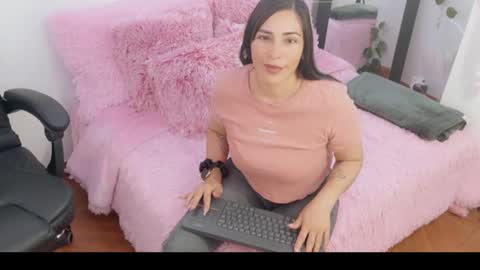 Snapshot of luna_lgomez chatting on 06.17.26 luna online show from 06.17.26