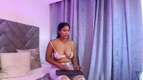 Snapshot of luna_queen7 chatting on 04.25.26 luna_queen7 online show from 04.25.26