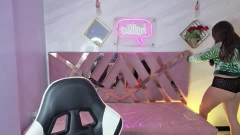 Live 1000pm 600am COLOMBIAN HOUR online show from 11.20.25