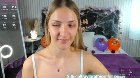 Snapshot of luna_vibee chatting on 10.22.25 Luna online show from 10.22.25